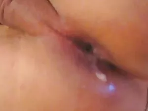 Mężczyzna włącza swo ...