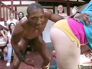 Blondynka dała dwóm  ...