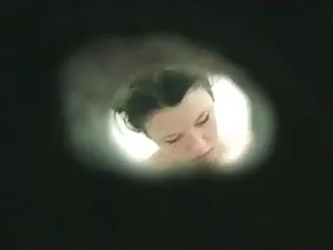 Nastolatek stoi w to ...