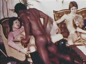 Nagi mężczyzna jej p ...