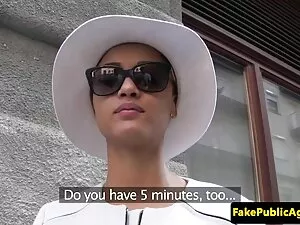 Na kanapie z białym  ...