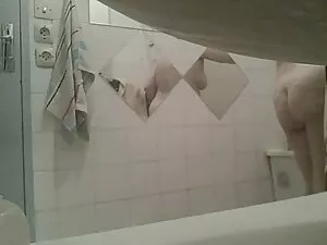 Głaszczą jej tyłek w ...